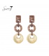 Bruine oorhangers met een marmerlook en goudkleurig metalen schelp