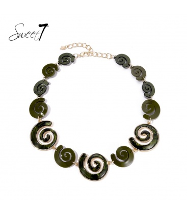 Korte halsketting met donkergroene spiralen en goudkleurige rand
