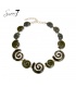 Korte halsketting met donkergroene spiralen en goudkleurige rand