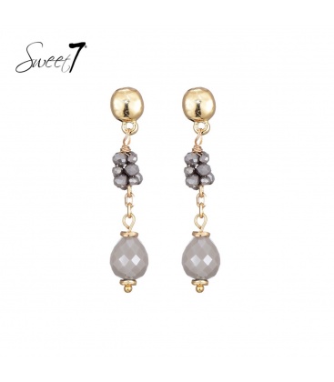 Taupe kleurige oorhangers glaskralen en goudkleurige accentten