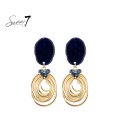 Blauwe oorhangers met speelse ringen en kleine kraaltjes