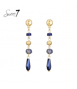Blauwe oorhangers en met goudkleurige details 