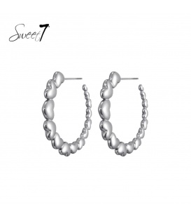 Zilverkleurige oorringen met hartvormige details