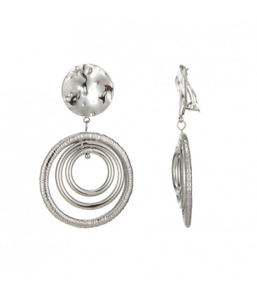 Zilverkleurige oorclips met 3 cirkels waarvan 1 bewerkt is