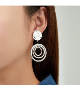 Zilverkleurige oorclips met 3 cirkels waarvan 1 bewerkt is