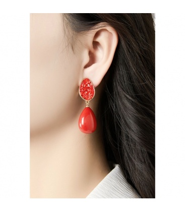 Oorclips met een rode druppel hanger en steentjes detail
