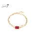 Goudkleurige armband met een fijn kettinkje en rode steen