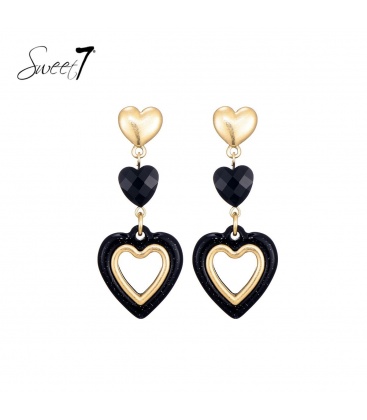 Zwarte oorhangers met 3 harten en een goudkleurig detail