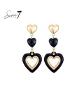 Zwarte oorhangers met 3 harten en een goudkleurig detail