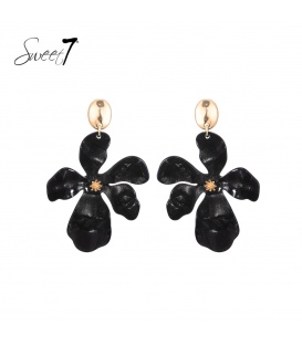 Zwarte oorhangers in de vorm van een bloem