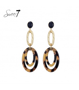 Bruine dierenprint oorhangers met een zwart oor knopje en goudkleurige schakels