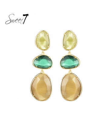 Groene oorhangers met cat eye stenen en een goudkleurige omlijsting