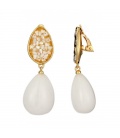 Oorclips met een witte druppel hanger en steentjes detail