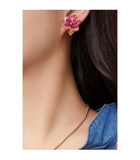 Oorclips in rood bloemdesign met goudkleurige afwerking
