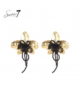 Goudkleurige oorhangers in bloemvorm met zwarte kralen