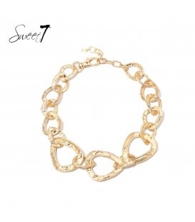 Korte halsketting met gehamerde goudkleurige schakels