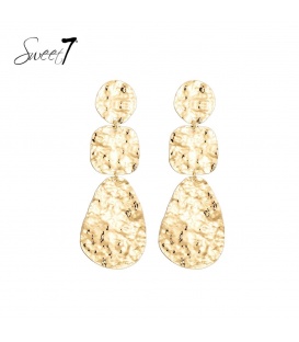 Goudkleurige lange oorhangers met een gehamerd motief