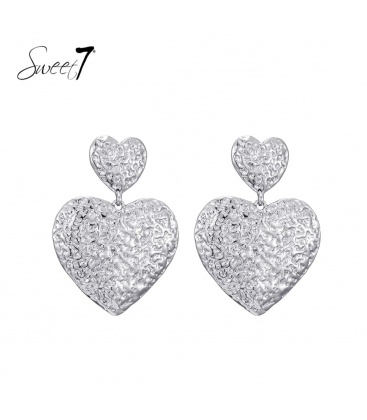 Zilverkleurige oorhangers met gehamerd hartdesign