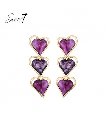 Paarse oorhangers met 3 harten en een goudkleurige omlijsting