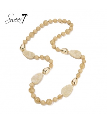 Beige lange halsketting met goudkleurige accenten en organische vormen