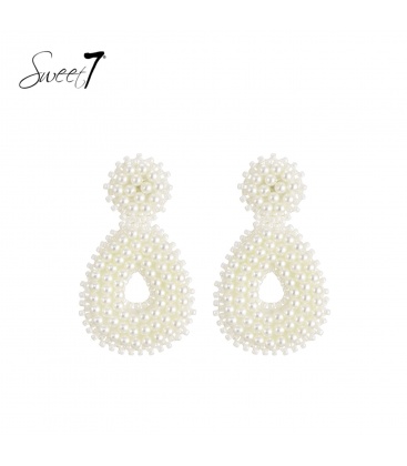 Witte oorhangers met een elegante open design