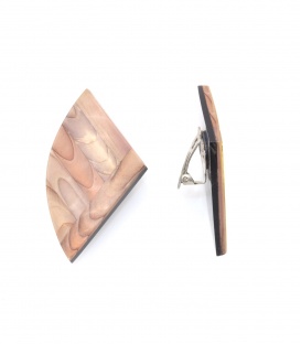 Oorclips bruin gekleurde in warme tinten met structuur