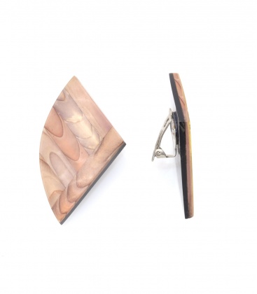 Oorclips bruin gekleurde in warme tinten met structuur