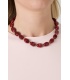 Halsketting met bordeauxrode kralen en gouden details