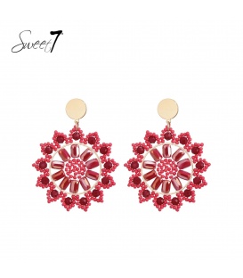 Rode oorhangers met glas kralen en bloemvormig patroon