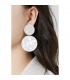 Oorclips wit elegante fashion stijl met gemarmerd motief