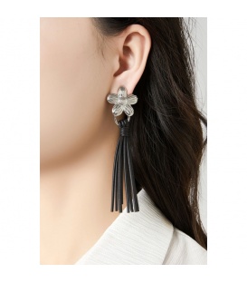 Oorclips met zilverkleurige bloem en lange zwarte rubberen strengen