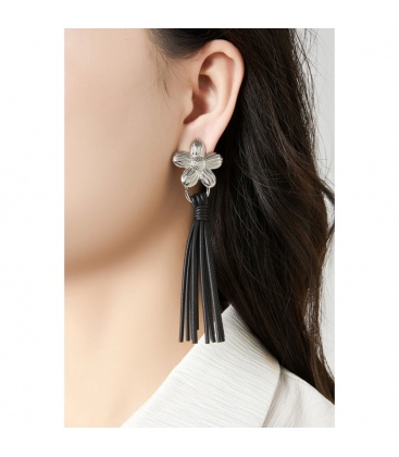 Oorclips met zilverkleurige bloem en lange zwarte rubberen strengen