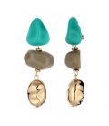 Oorclips met turquoise en taupekleurige kralen en een goudkleurig element