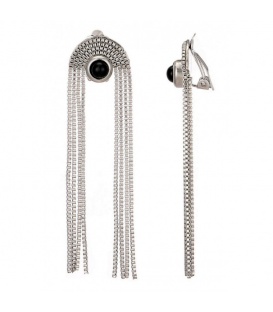 Oorclips met lange zilverkleurige kettingen en zwarte steen