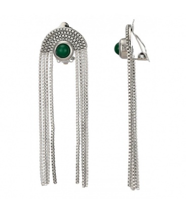 Oorclip met lange zilverkleurige kettingen en een groen steentje