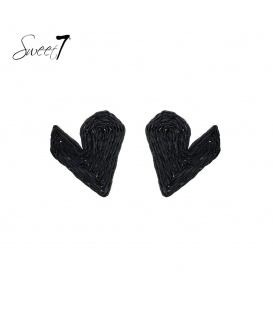 Zwarte oorhangers in de vorm van een hart van raffia 