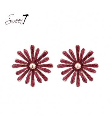 Rode oorbellen in bloemvorm met raffia 