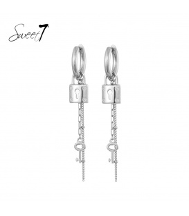 Zilverkleurige oorbellen met als bedel een slotje en een sleuteltje