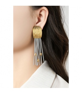 Oorclips met grijze strengen en zilverkleurige details