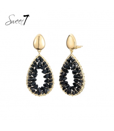 Oorclips zwart met een open druppeldesign en facetkralen