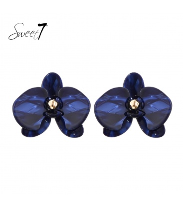 Oorbellen met diepblauwe bloem en goudkleurige kern