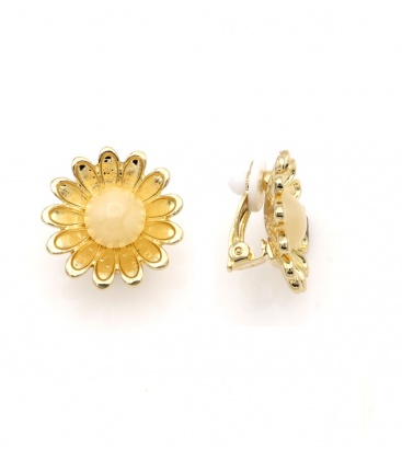 Oorclips goudkleurig in bloemvorm met licht steentje midden