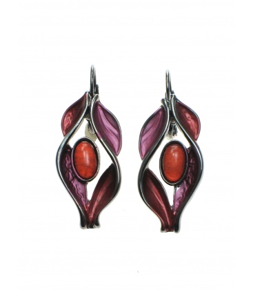 Prachtige oorbellen met een rood glas steentje in het midden