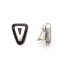 Oorclips met zwart en zilverkleurig driehoek design