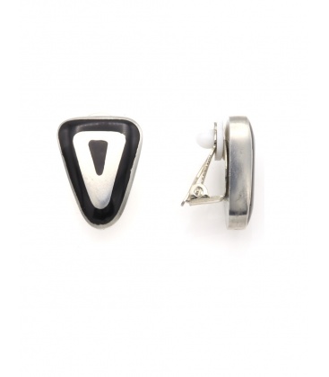 Oorclips met zwart en zilverkleurig driehoek design