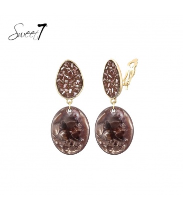 Bruine oorclips met een ovale hanger en glas steentjes