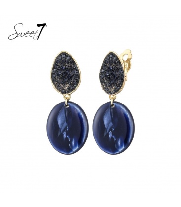 Blauwe oorclips met een ovale hanger en glas steentjes