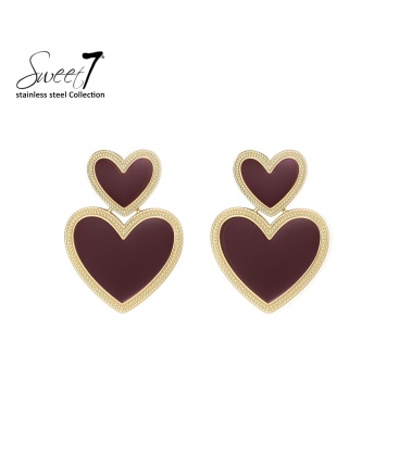 Rode harten oorbellen met een bewerkte goudkleurige rand