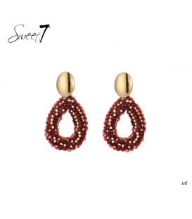 Oorbellen met rode glas kralen en goudkleurige details