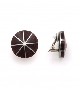 Bruine oorclips met zilverkleurige lijnen.